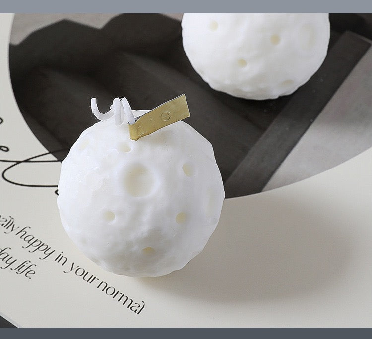 The Pale Moon - English Pear & Freesia